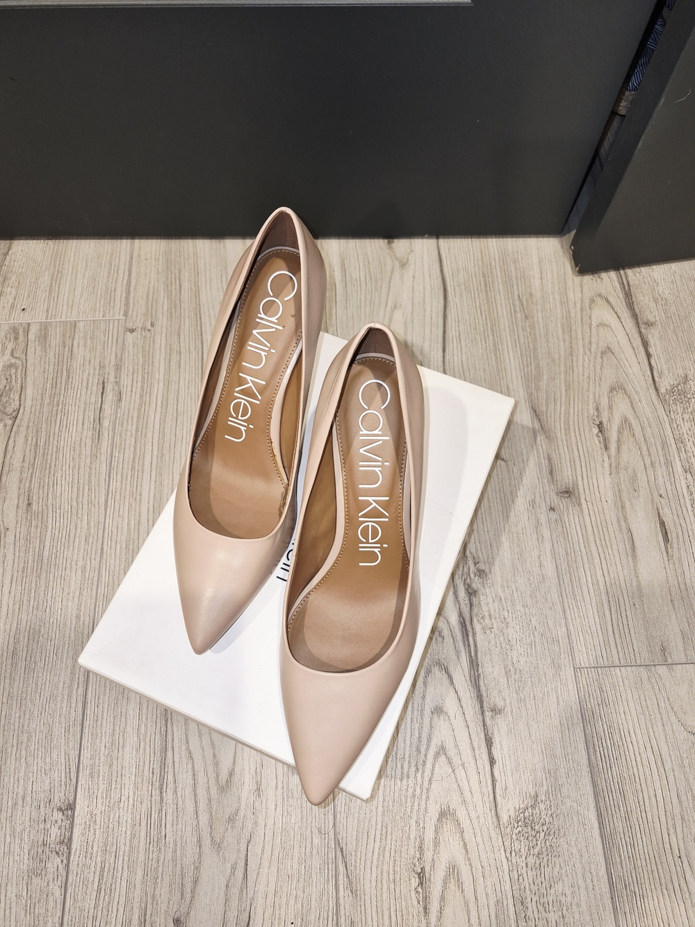 6Calvin Klein Blush Pointed-Toe Leather Pumps for Women Size 9.5